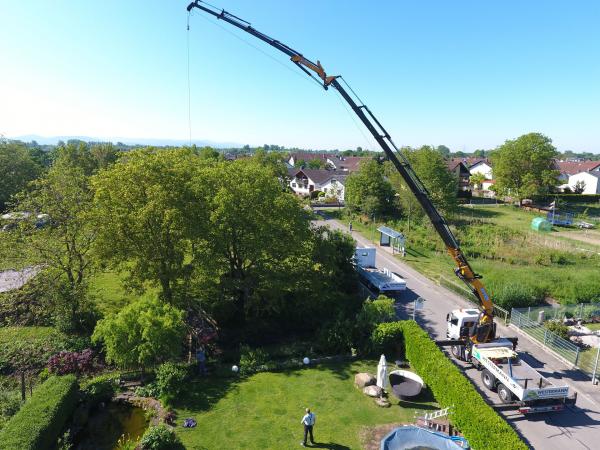 Abbau der baufälligen Brücke und Abtransport