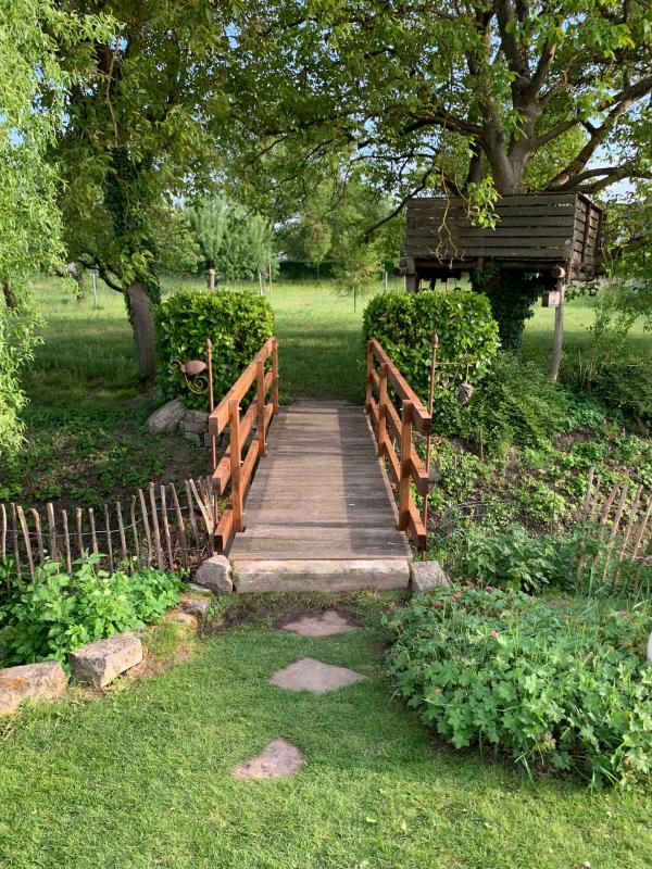 Die Brücke fügt sich wunderschön in die Landschaft ein