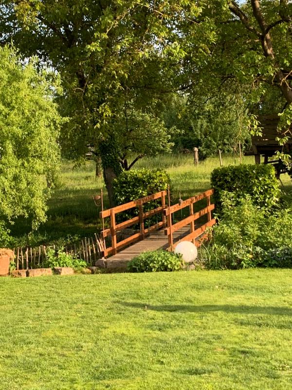 Die Brücke fügt sich wunderschön in die Landschaft ein