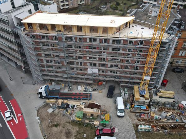 Fertigstellung des Daches außer den letzten Elementen die später kommen, wenn die Rohbauarbeiten oben angekommen sind