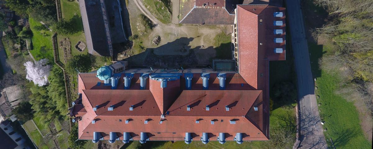 Neues Schloss 8 Jahre nach Neueindeckung