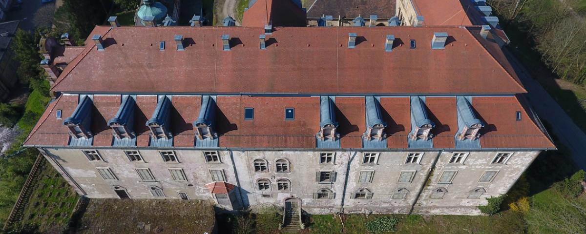 Neues Schloss 8 Jahre nach Neueindeckung 
